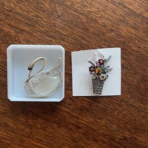 Set of 2 Brooches 1.8- 2” high